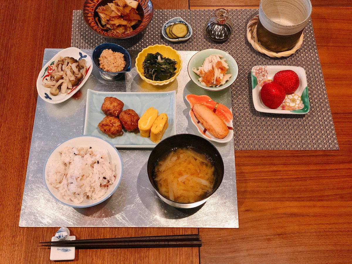 erena_box's tweet photo. #今日の朝ご飯
#夫の朝ご飯
#アマランサスと古代米入りご飯
#大根の味噌汁
#和風肉団子
#卵焼き
#さつま揚げ
#しめじナムル
#納豆
#ワカメとお薬味の和え物
#ささみの梅肉和え
#豚と野菜のバターポン酢炒め
#自家製糠漬け
#いちご
#ていねいな暮らし #季節を感じる暮らし#erenakitchen https://t.co/lHhrMqfBXn