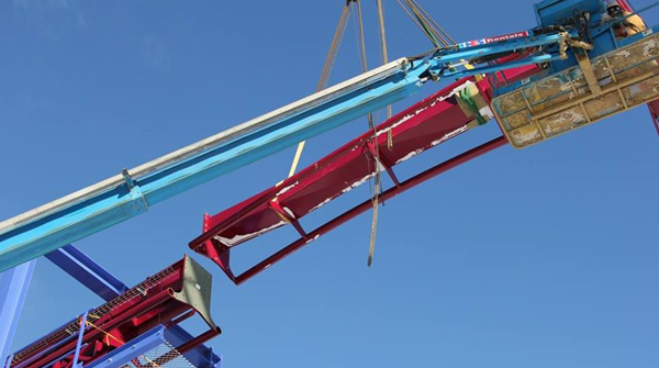 KingsIslandPR's tweet photo. It was a bone-chilling 4 degrees when the final track piece on the Banshee roller coaster was lowered into place on this date in 2014. #KingsIsland https://t.co/wHwO2YwLMc