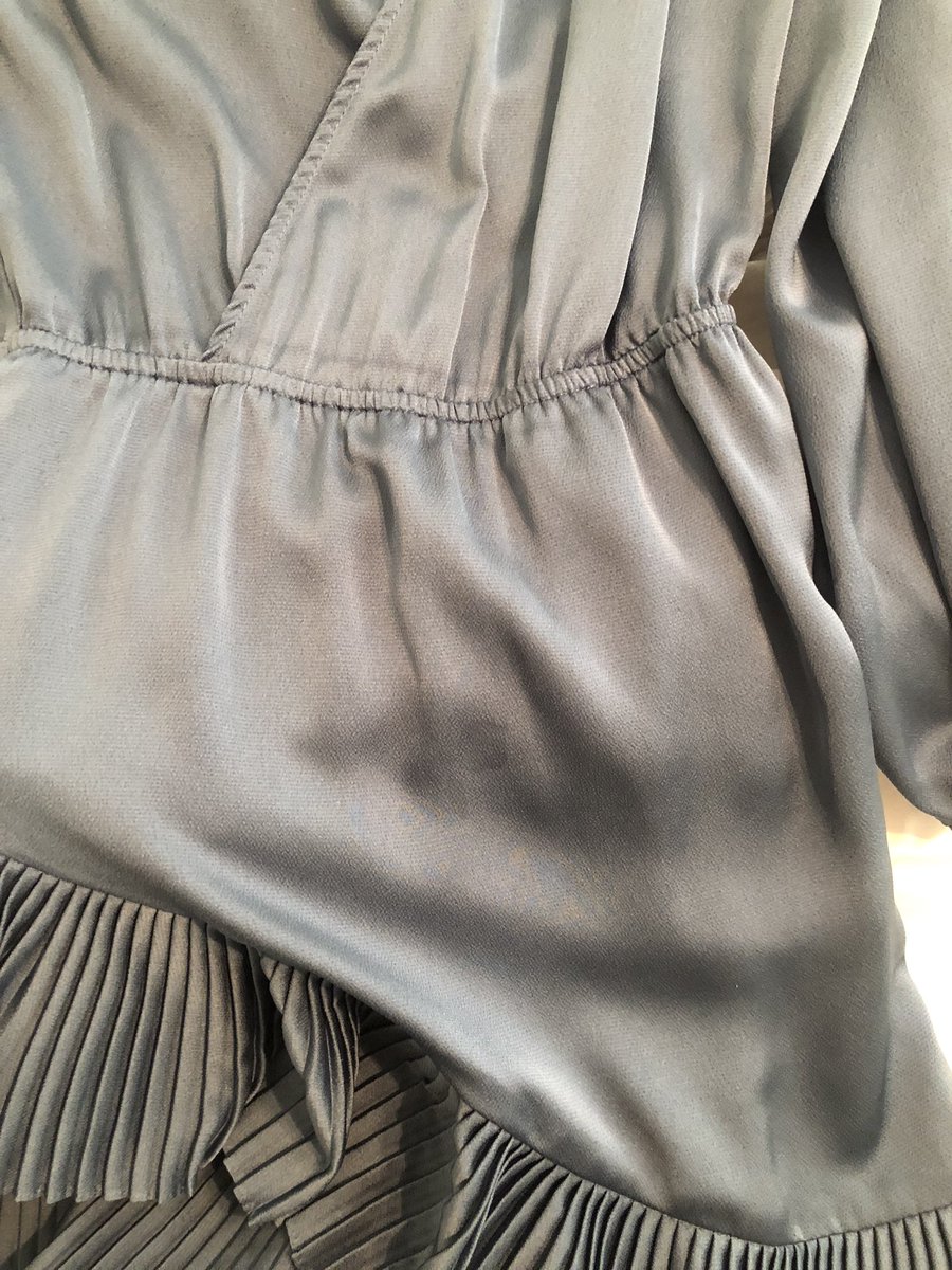 mbtatum7's tweet photo. @rtrhelp both my dresses came with stains on them 🙄🙄 https://t.co/VqOZccuwsg