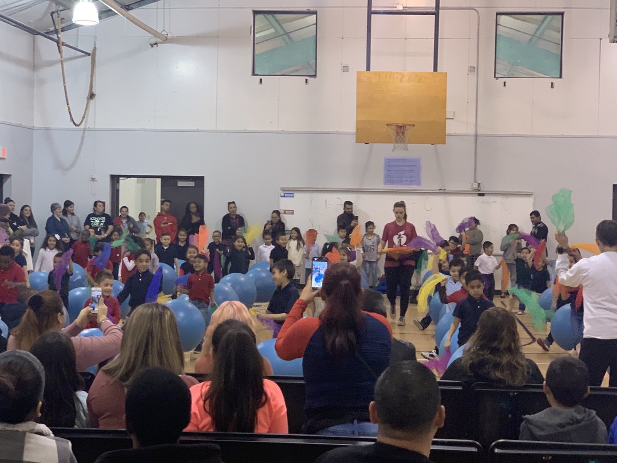 _AnneClark's tweet photo. Showtime! Look @ASJohnston1 Kindergarten move with their scarves. #sweetdancemoves https://t.co/l1M5i3CmbU