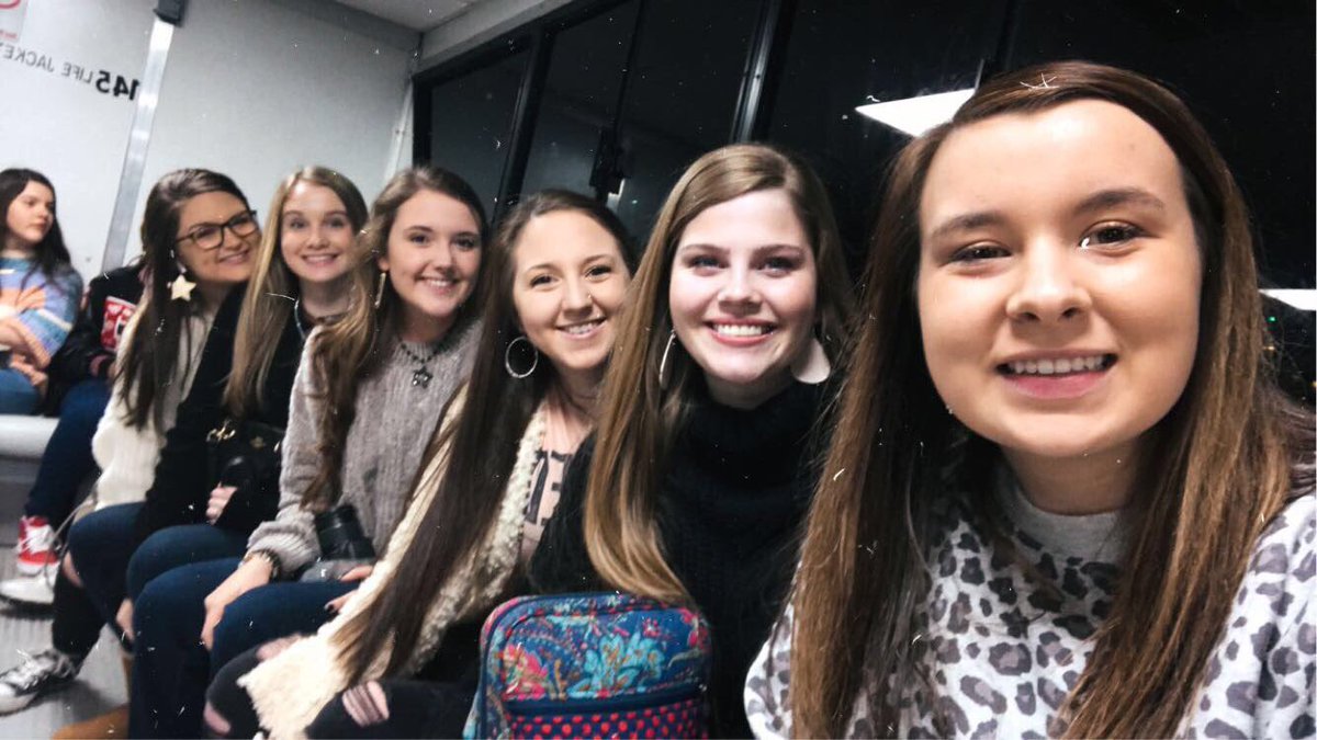 calleecauleyy9_'s tweet photo. #betacon20 with my girls๐ #treutlen https://t.co/mS7x1stwdN