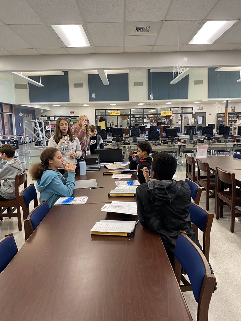 DavidsenDragons's tweet photo. Student leaders teaching our newest Dragons to Band how to handle and play their new instruments! #hcpsarea2 https://t.co/MsPFu6Bs8H