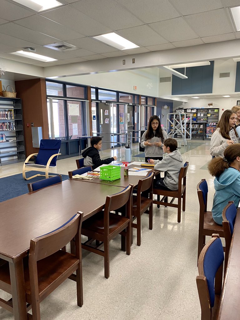 DavidsenDragons's tweet photo. Student leaders teaching our newest Dragons to Band how to handle and play their new instruments! #hcpsarea2 https://t.co/MsPFu6Bs8H