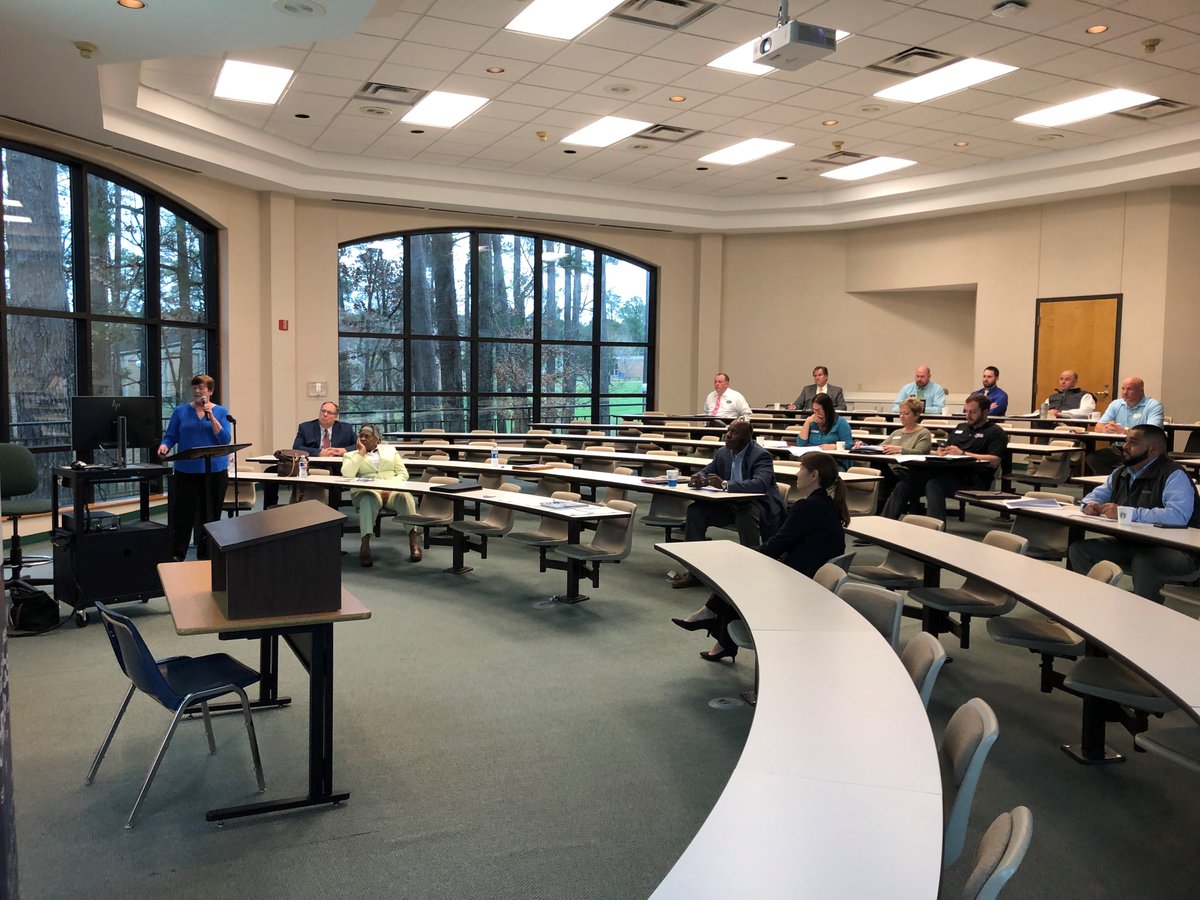 SBADFW's tweet photo. Today we team up w/@SBA_Houston for a joint Lender Roundtable in #LufkinTX hosted by @angelinacollege #SBDC with about 20 lenders from both districts. The SBA Team discussed the #SBA504Program & others #SBALoan programs. https://t.co/DHlqdAPsaV