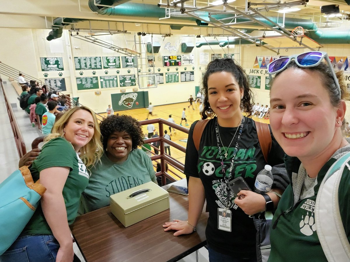 FultonOfTeachin's tweet image. Basketball game with @MsMillerFCS @msbrianalong @tjsteamer_allen let's go jags! #jordanMSlegends #flyingvees