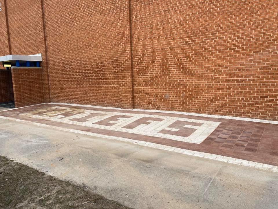 MsMeghanTimlin's tweet photo. The patio is finished. Do you have a brick? Have you gone out to check it out? It looks amazing. Many thanks to the @FriendsEBA for making this happen and to student Robert Smith and his mom, Carla Smith who spent a lot of time and hard work on this project. #ebaproud https://t.co/ZKmQJjtp4j