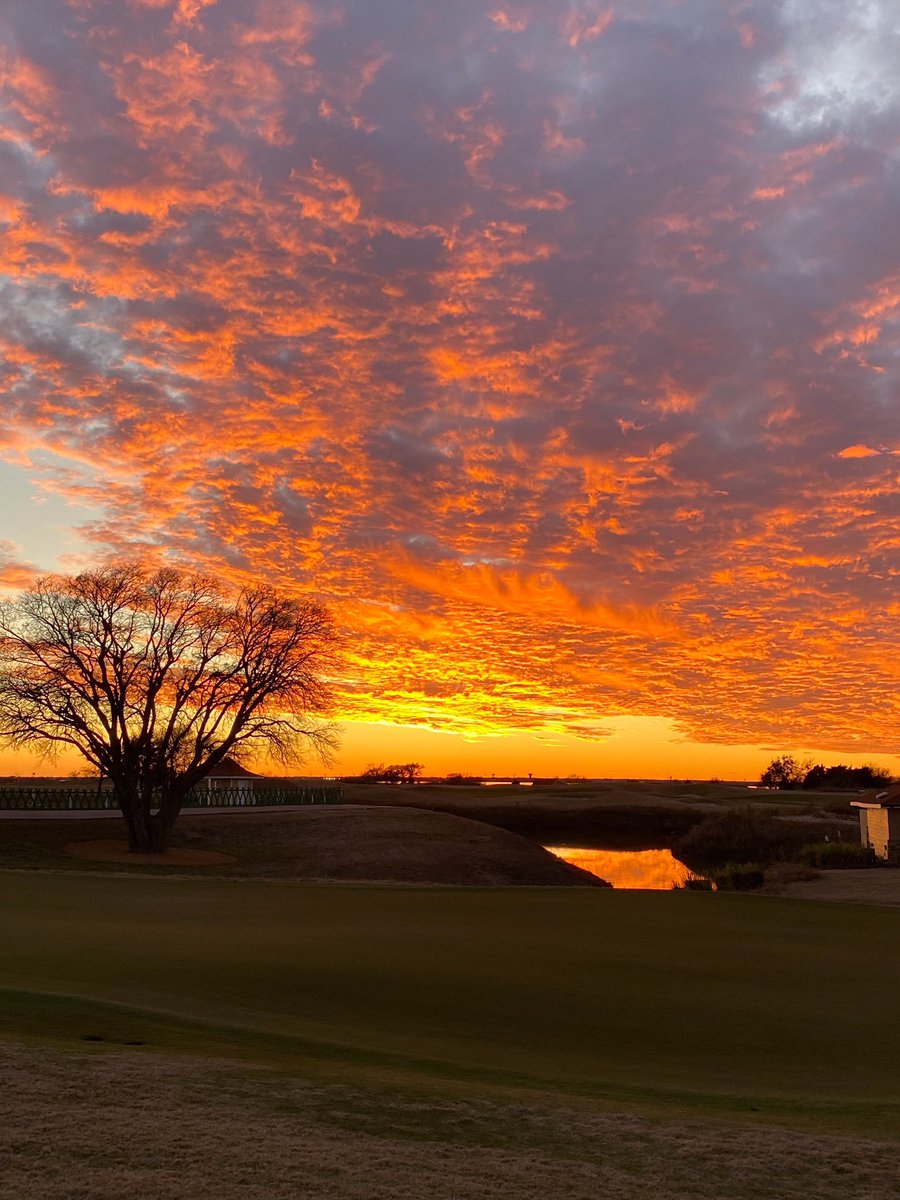 TributeLinks's tweet photo. Sunsets on the peninsula 😍 happy #tributethursday everyone! We’re almost to the weekend! 

#sunset #tributegolf #views https://t.co/M5KPBsgeYn