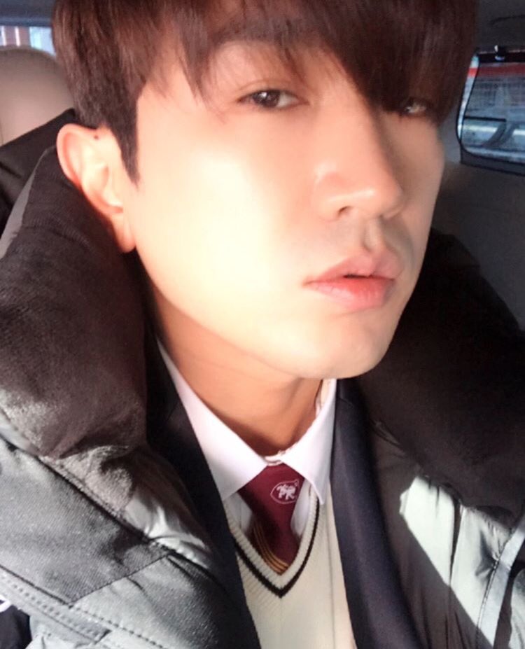 brewwteafull's tweet photo. "Keep your face to the sun and you will never see the shadows." - Helen Keller
Keep moving. The sun will always shine tomorrow ๐ค #SHCJSelcaDay https://t.co/4lo9eY6Sy6