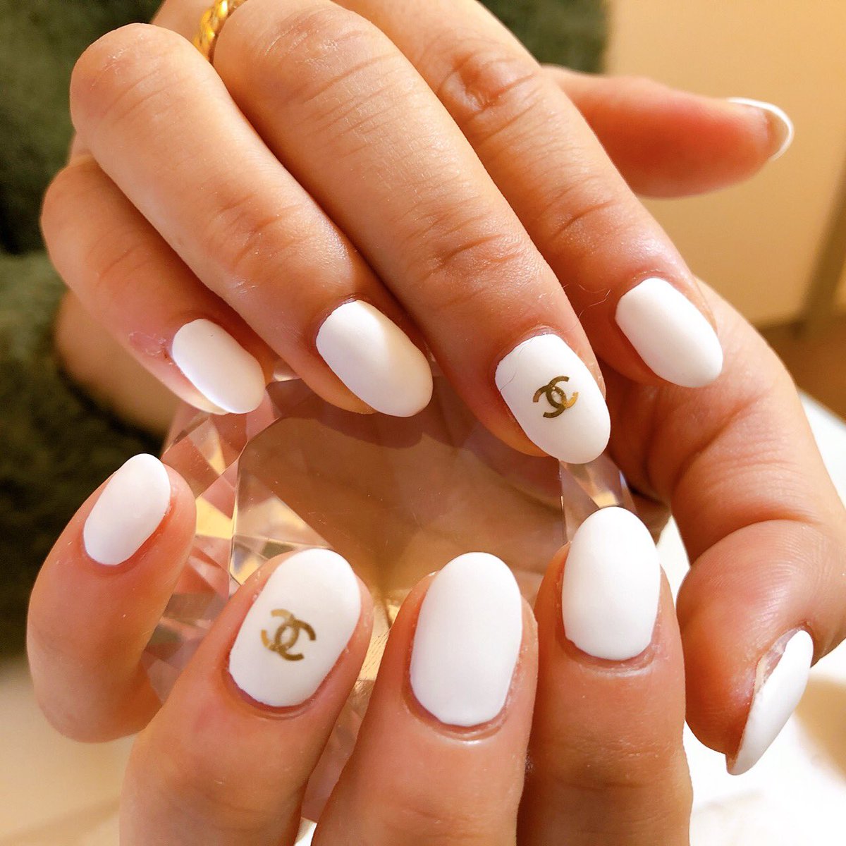 misaking823's tweet photo. New Nail💅🥰
冬の白って好き❄️
マットネイルだよ⛄️
#CHANEL
#chanelnail
#handnail
#whitelove https://t.co/kjxXoaRGWD