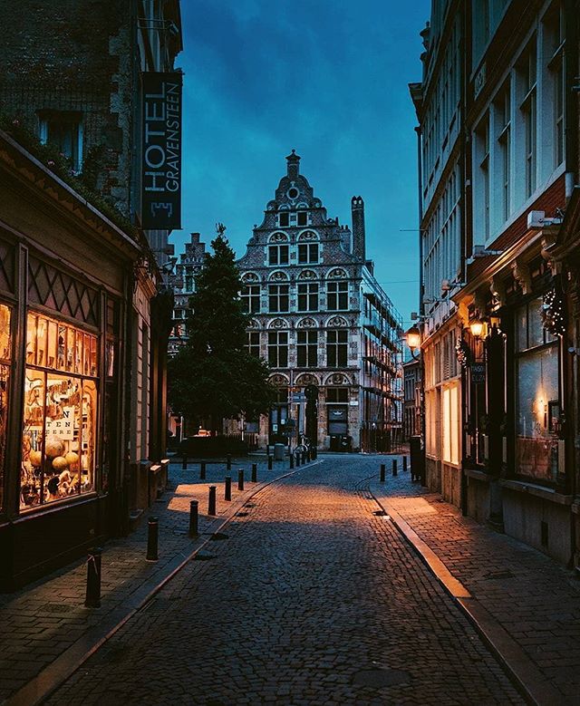 Human scaled cities are the baseline for  #GoodUrbanism. Cities where you can walk anywhere you need to go in a quarter of an hour means for example you get the groceries you need when you need them: reducing food waste to a minimum. Left: LA, USA. Right: Ghent, Belgium.