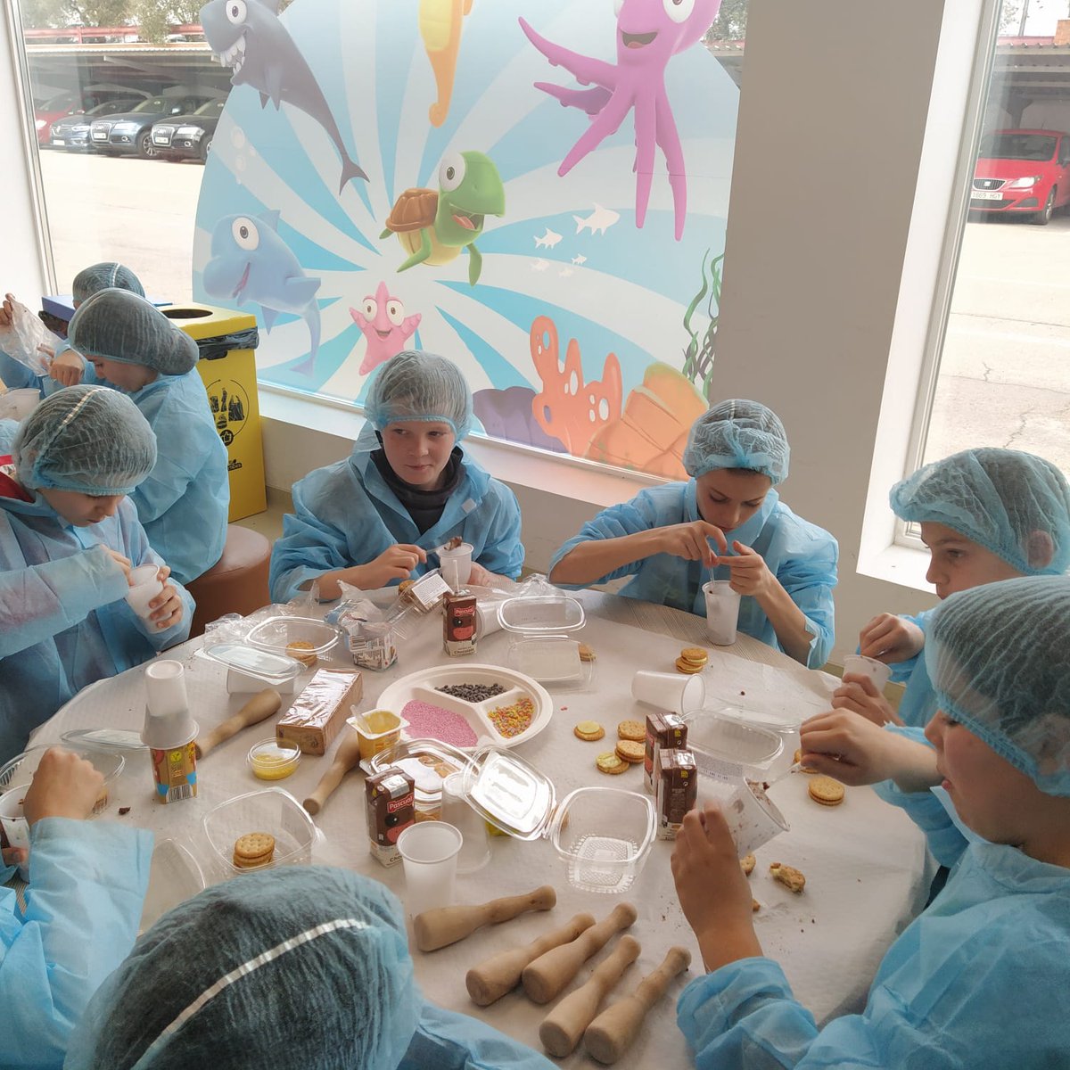 cpb_ileonor's tweet photo. ¡Cuidando la alimentación y conociendo el proceso de elaboración de galletas y cereales!. Los alumnos de Quinto de Primaria visitan la fabrica de Cuétara.¡Preparándonos para Masterchef!😂😜 https://t.co/gCxNMwXSXU