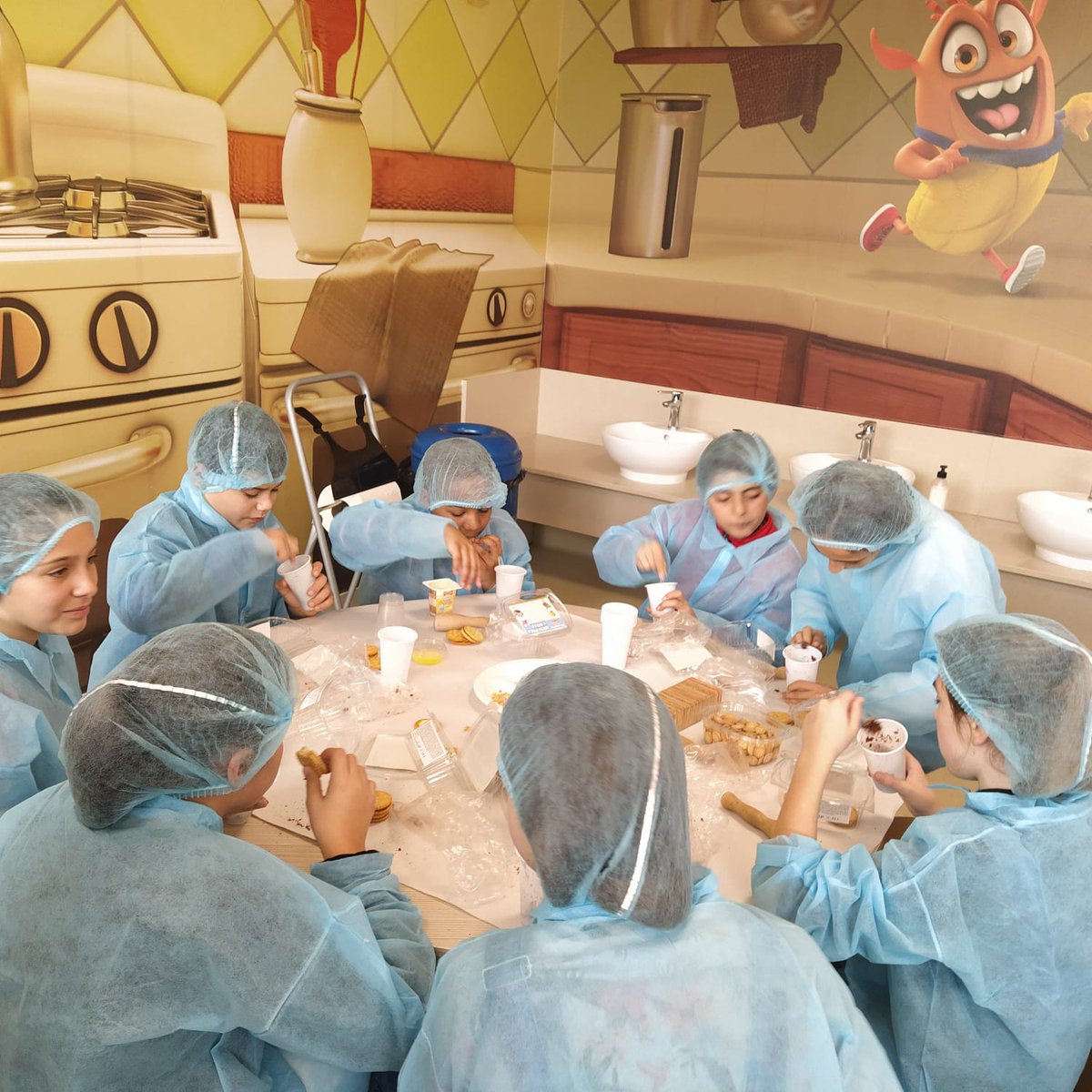 cpb_ileonor's tweet photo. ¡Cuidando la alimentación y conociendo el proceso de elaboración de galletas y cereales!. Los alumnos de Quinto de Primaria visitan la fabrica de Cuétara.¡Preparándonos para Masterchef!😂😜 https://t.co/gCxNMwXSXU