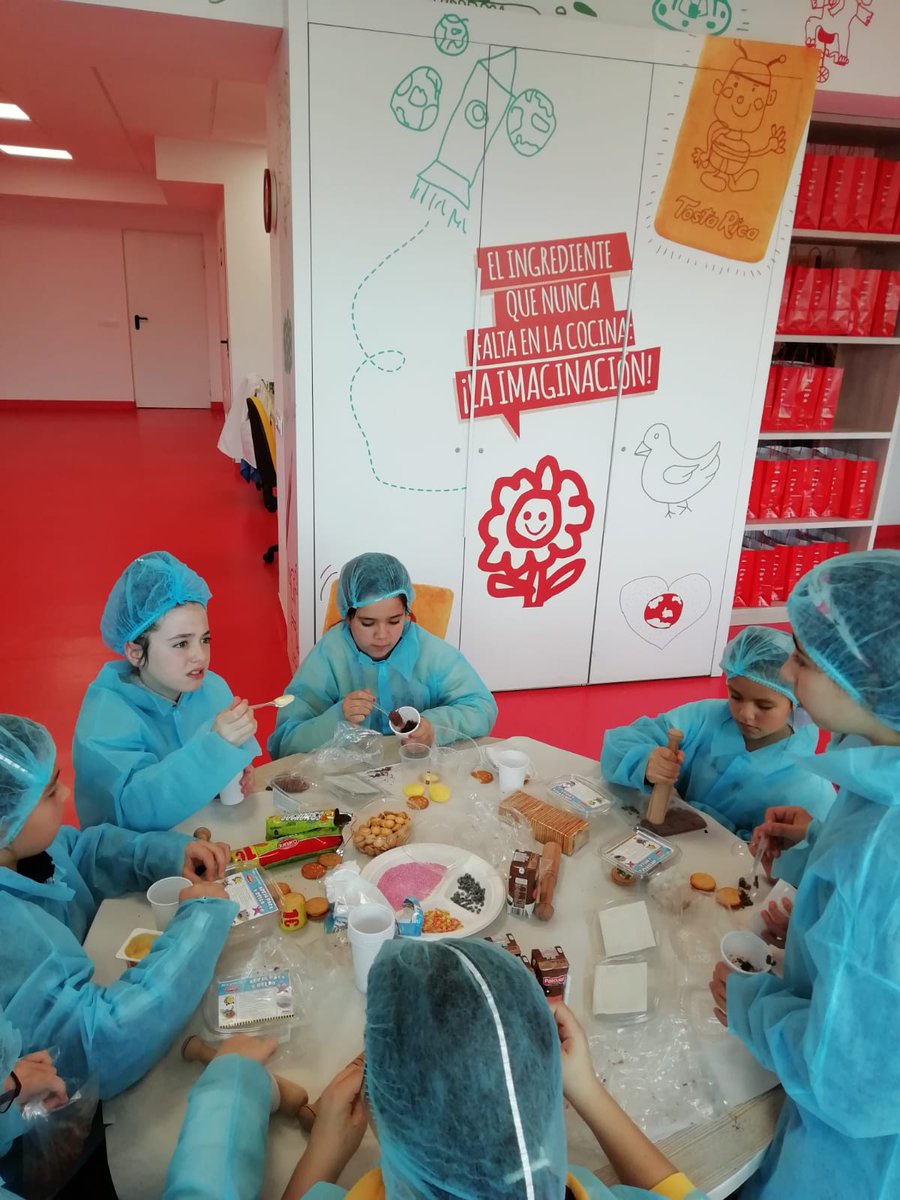 cpb_ileonor's tweet photo. ¡Cuidando la alimentación y conociendo el proceso de elaboración de galletas y cereales!. Los alumnos de Quinto de Primaria visitan la fabrica de Cuétara.¡Preparándonos para Masterchef!😂😜 https://t.co/gCxNMwXSXU