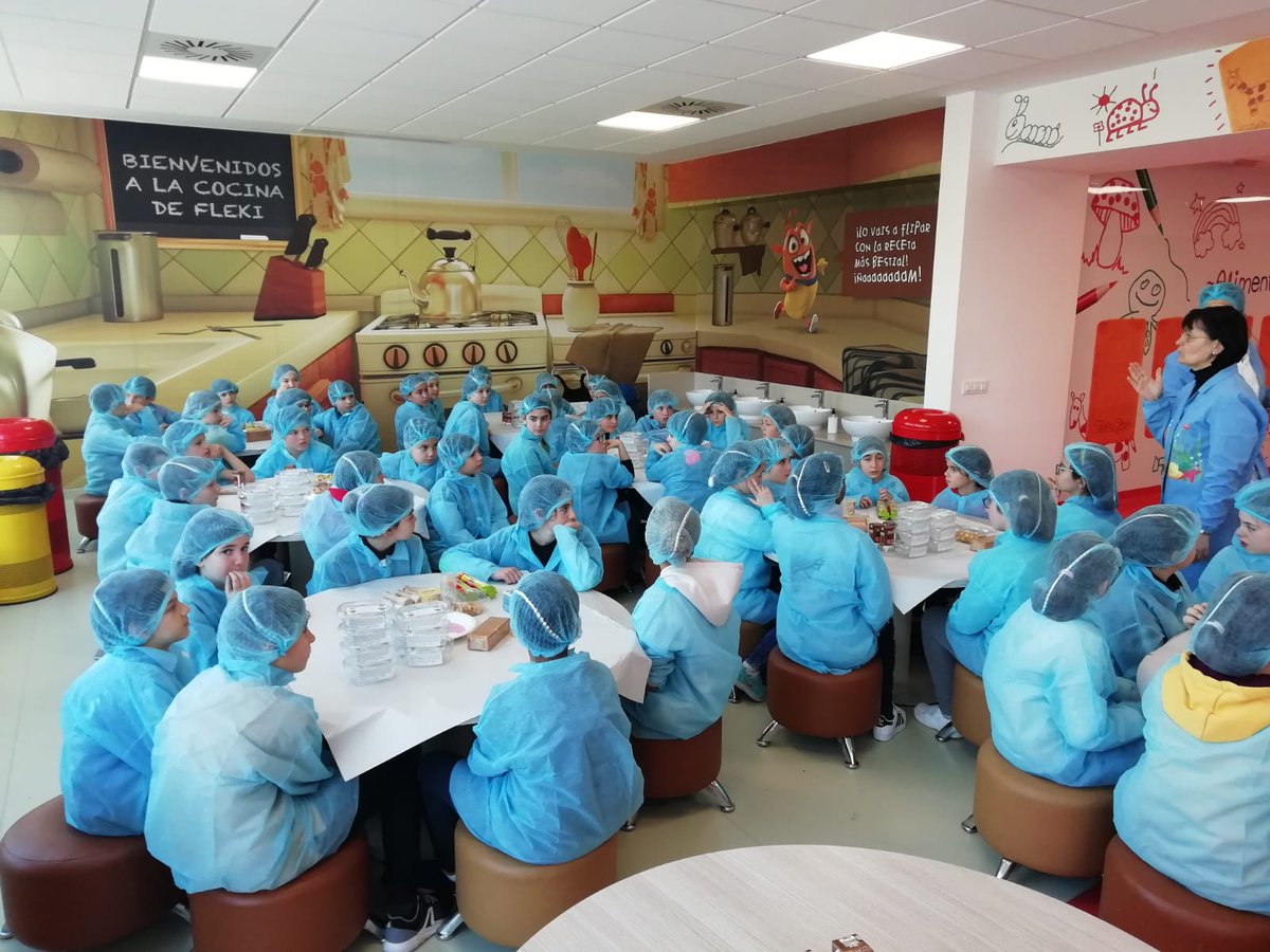 cpb_ileonor's tweet photo. ¡Cuidando la alimentación y conociendo el proceso de elaboración de galletas y cereales!. Los alumnos de Quinto de Primaria visitan la fabrica de Cuétara.¡Preparándonos para Masterchef!😂😜 https://t.co/gCxNMwXSXU