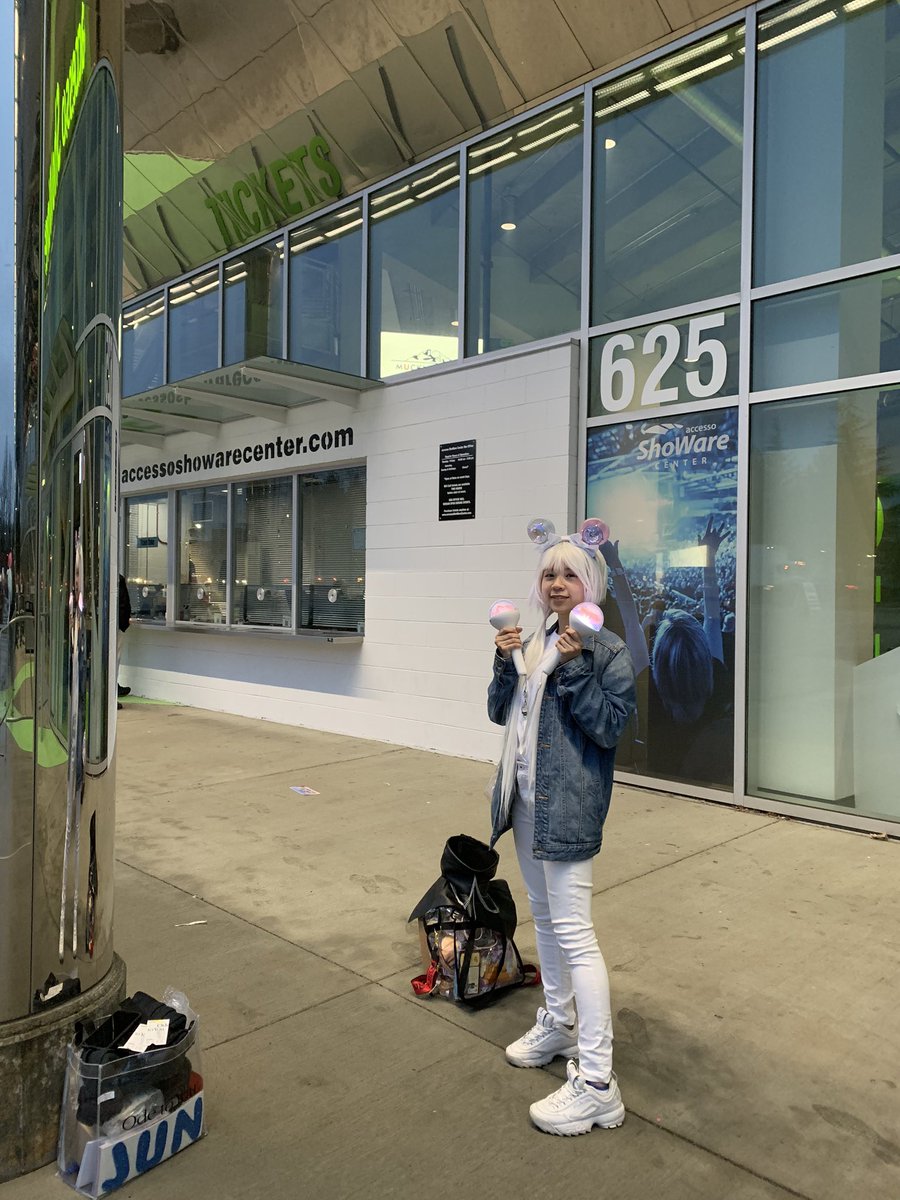 Hikarucarat's tweet photo. @SVTCaratsUSA We moved!

By the ticket counter! https://t.co/VisXhNemD0