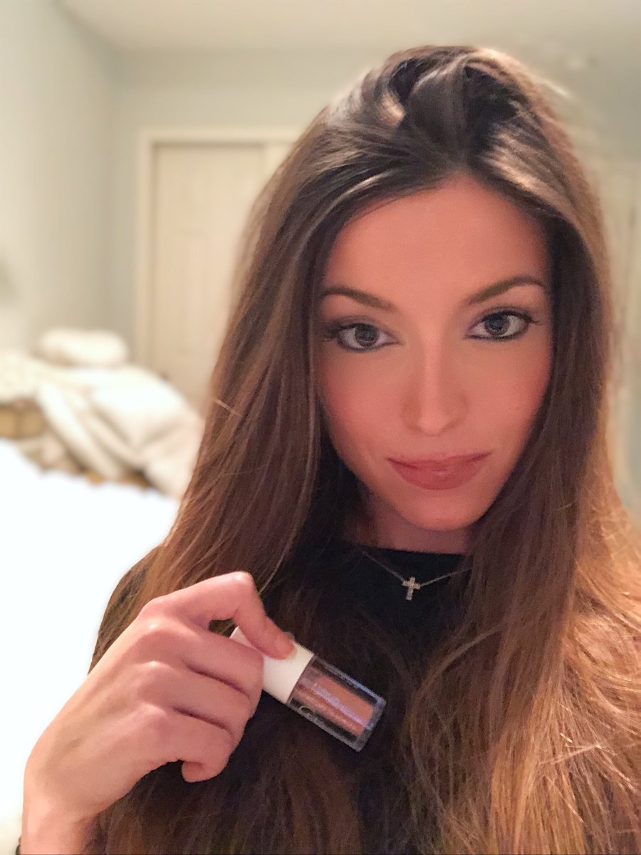 Real_Christina_'s tweet image. Love this @CLEcosmetics melting lip powder almost as much as I love all of you. 👄 #cleanbeauty #clean #makeupaddict