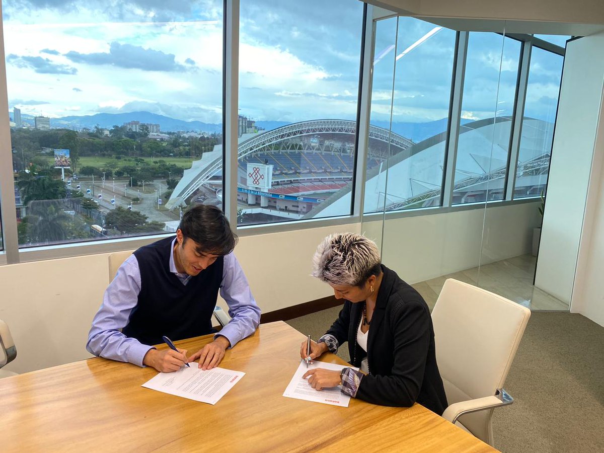 siaceptoCR's tweet photo. En la foto Mariano Batalla en nombre de la oficina de abogados Batalla y Gia Miranda en nombre de la campaña "Sí, Acepto" firman un compromiso de colaboración. https://t.co/2Q3j9sAS9E