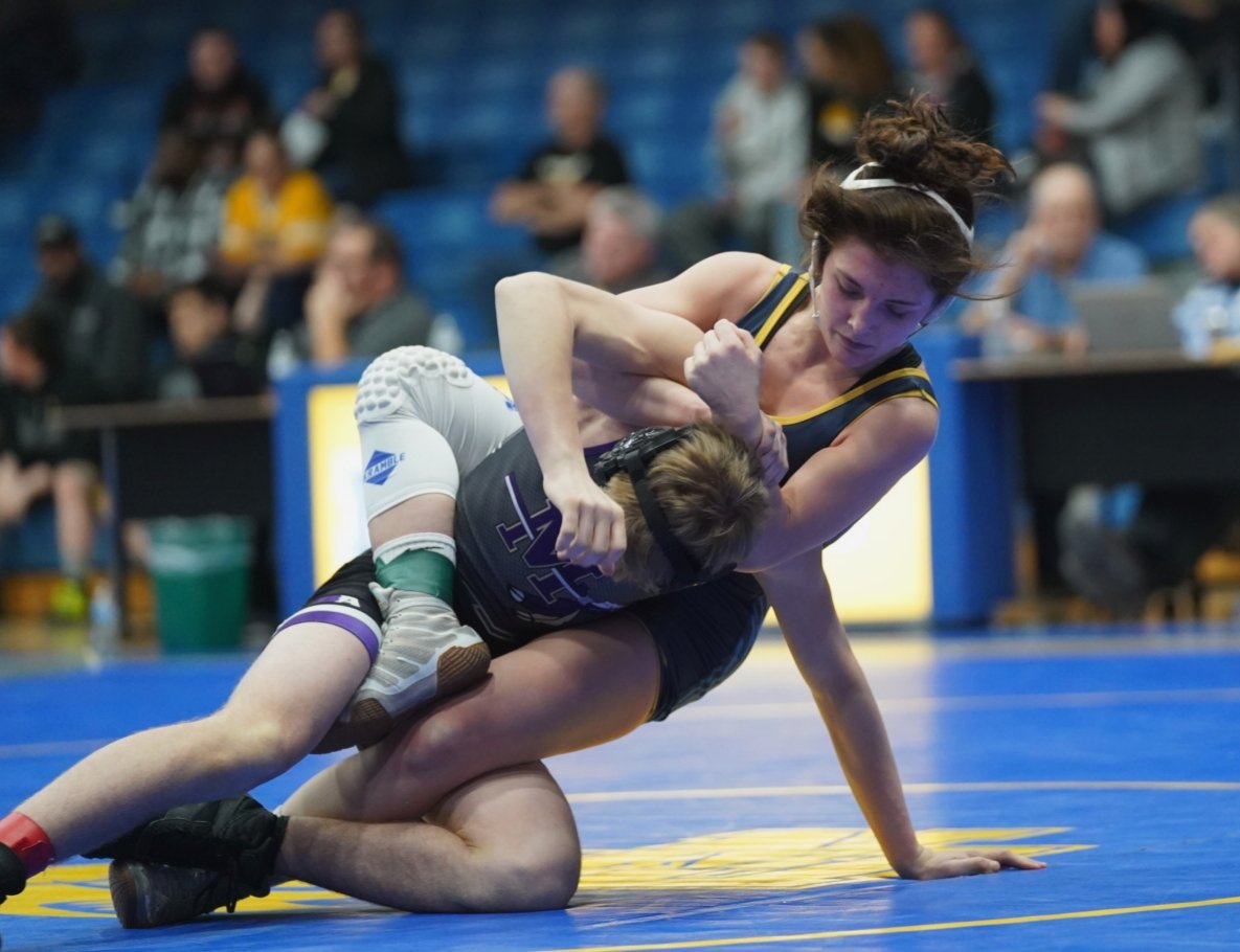 CookieheadPhoto's tweet photo. Representing the ladies on the Varsity line up, @Tpark1204 with a first period pin! https://t.co/DwdQ9hTved