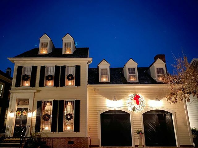 Early January sunsets allow even more time to appreciate Old Town after dark. 
#oldtownalexandria #alexandriava  #extraordinaryalx #extraordinaryhomes #historichomes #oldhouselove ift.tt/37rbZ16