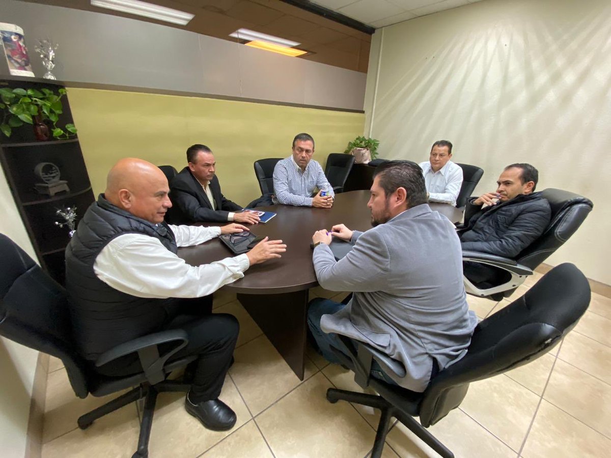 BC_IMOS's tweet photo. Este día el Director del IMOTRAN Rafael Echegollen, encabezó reunió con autoridades del Ayuntamiento de Mexicali para trabajar de forma conjunta en la trasferencia ordenada de la regulación del transporte al @BCGobierno e impulsar la movilidad sustentable. #GobiernoEnMarchaBC. https://t.co/B0KaSiw1YE