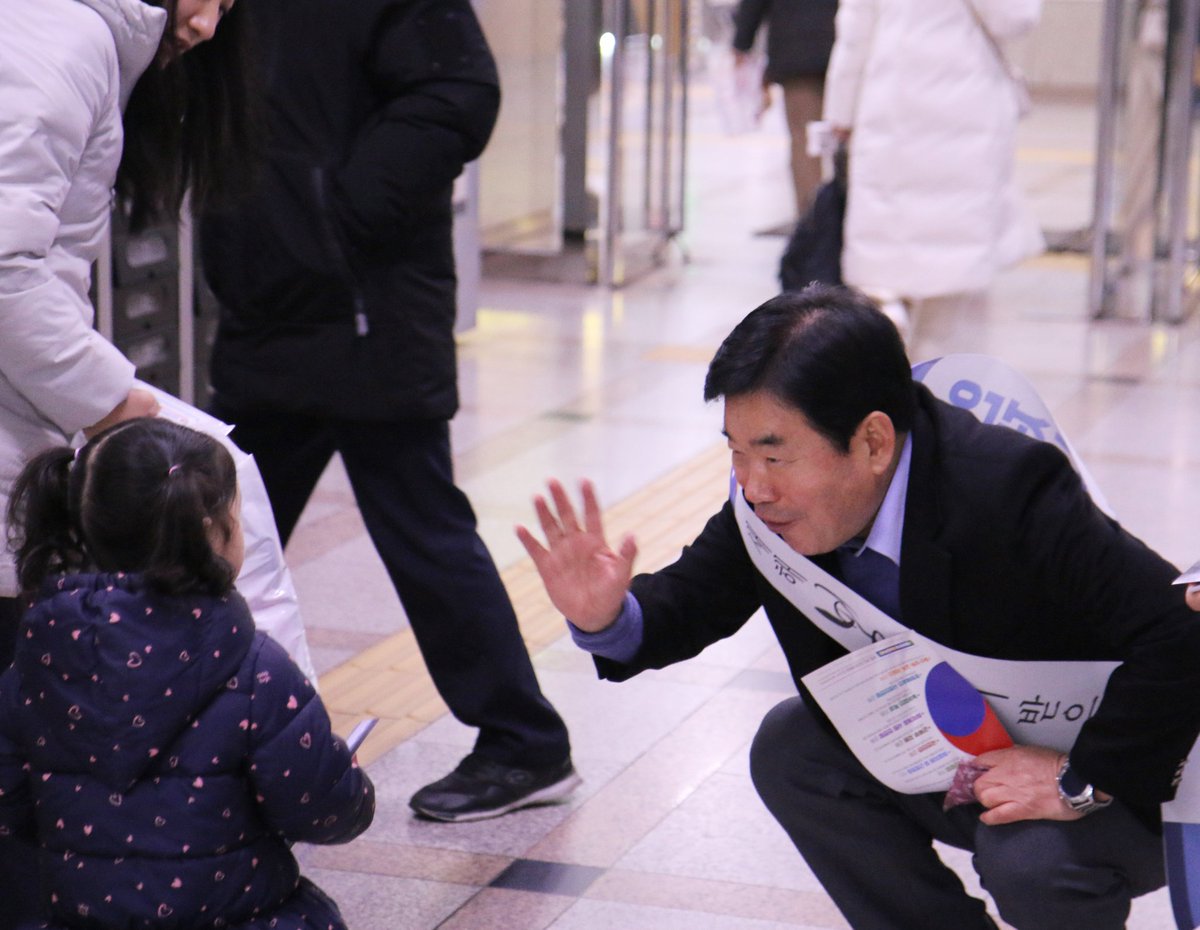 여러분의 성원과사랑에 늘 감사드립니다. 행복이 가득한 설날되시기 바랍니다.
문재인정부와 대한민국의 성공을 위해 
올해도 최선을 다하겠습니다.
특히 우리당총선공약 2호 '벤처 4대강국 실현'은 국가경제자문회의를 중심으로 정부와 현장의 목소리를 모아 마련된 것입니다. 끝까지 책임지겠습니다.