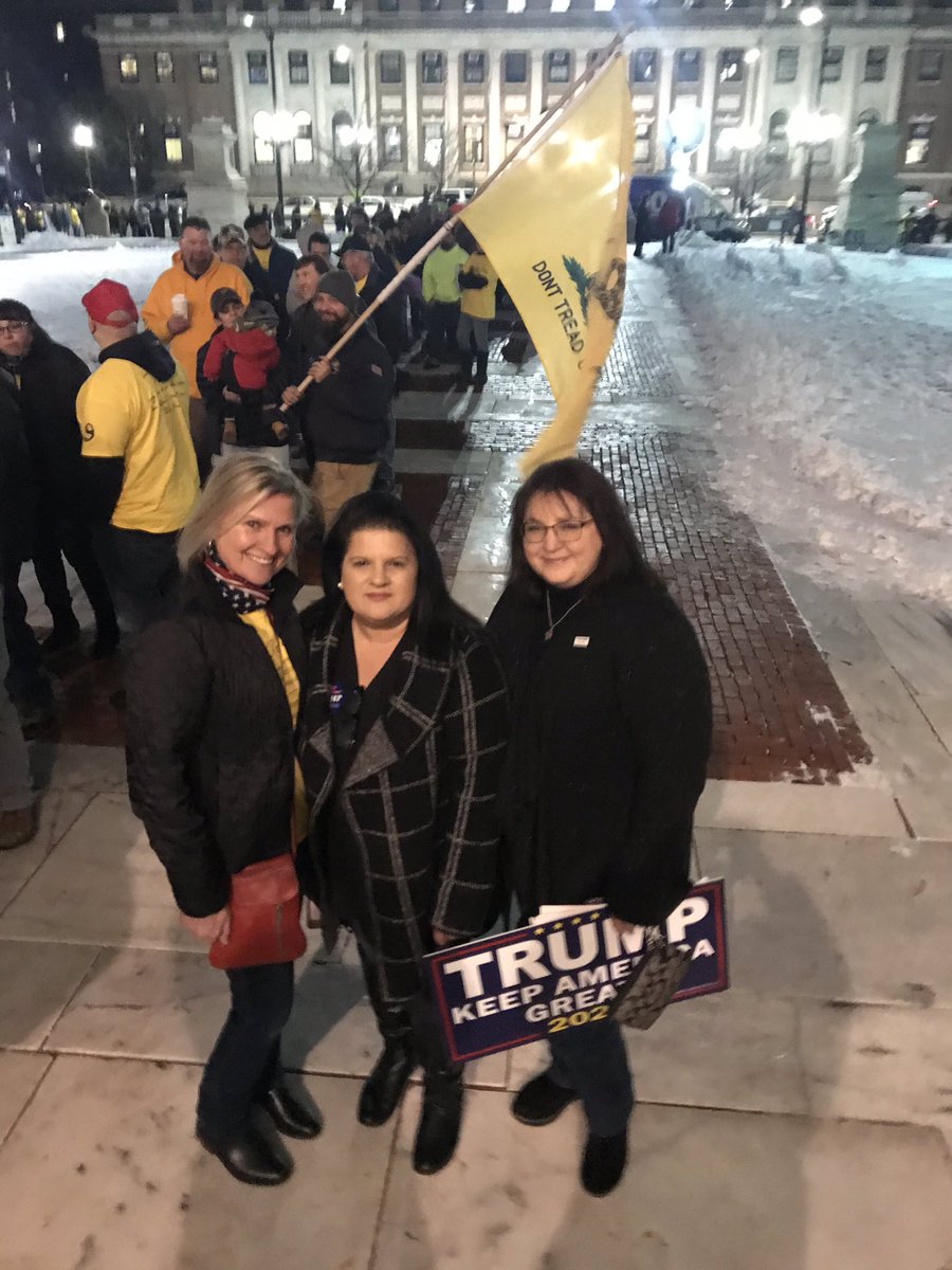 scwynne's tweet photo. Waited in line at 3:30 to get in the RI State House . Line continued down Smith St to Francis at 6PM #GunRally #GunRights #RI https://t.co/AFAcYOu7jA