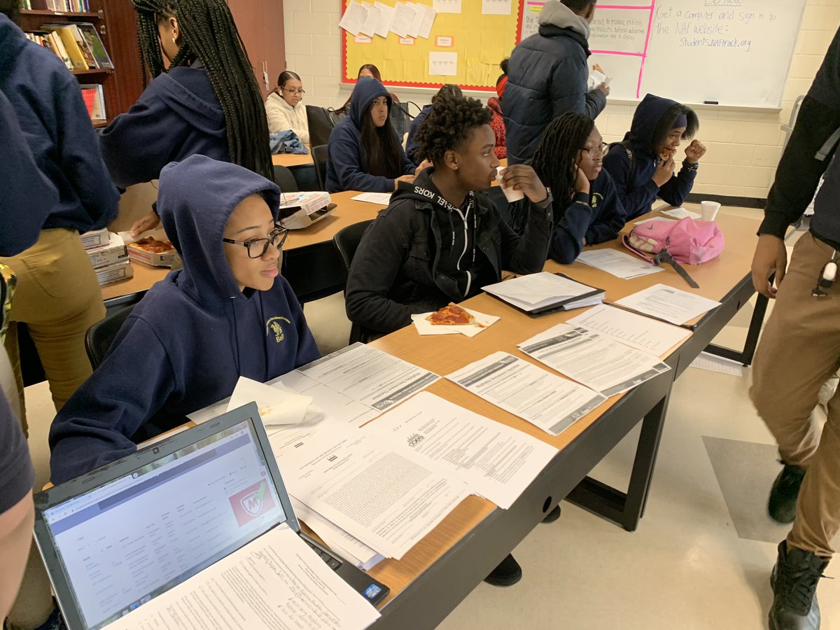 chec_aoht's tweet photo. Mandatory lunch meeting w/ our hospitality juniors. They’re SYEP & Career Internship Ready. Tenacity - employability training courses - begin next week 💪🏾 #DCPSCareerReady #ChallengeYourLimits #BuildYourNarrative @DCCollegeCareer https://t.co/cFlFEM76Cu