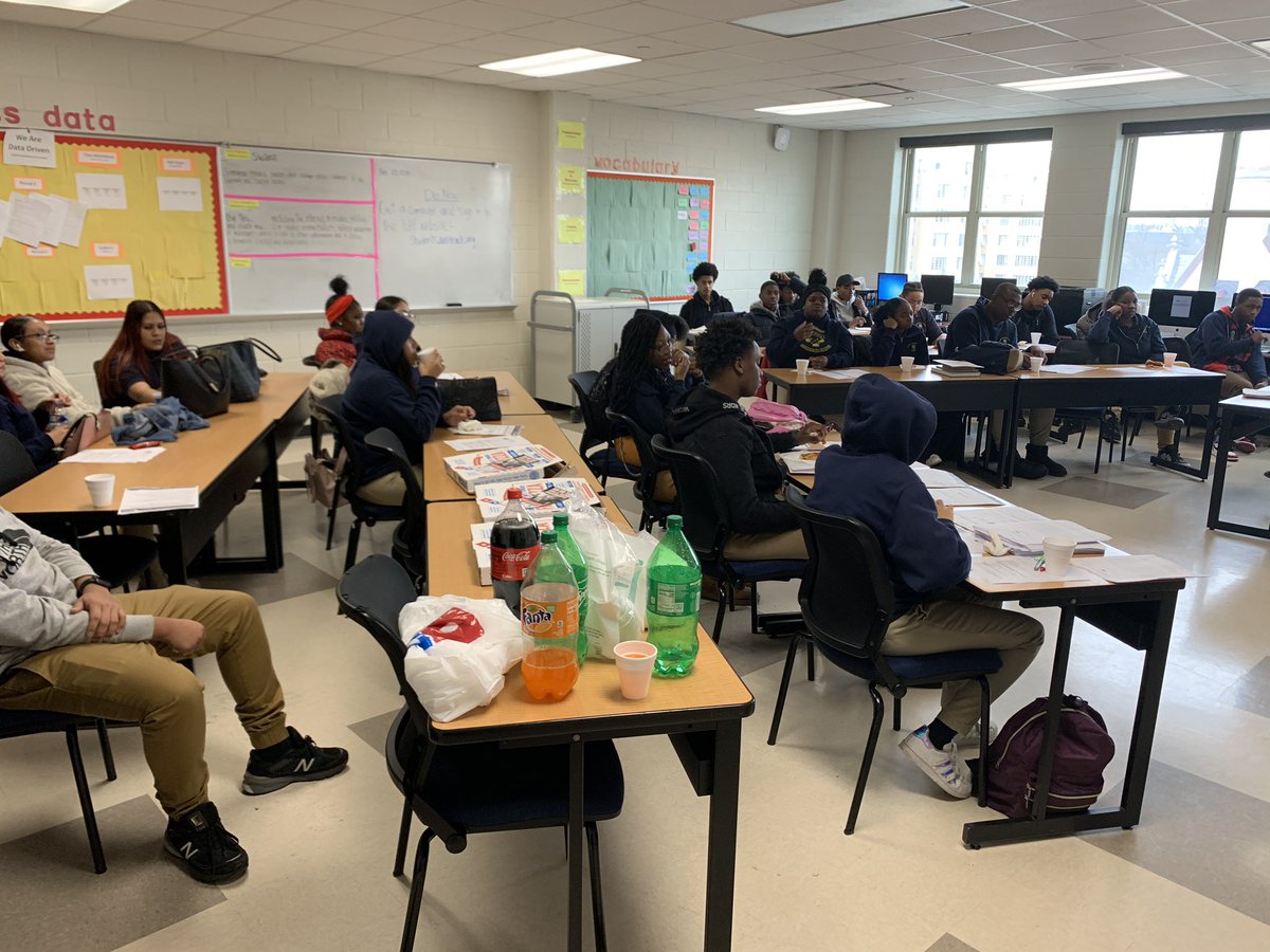 chec_aoht's tweet photo. Mandatory lunch meeting w/ our hospitality juniors. They’re SYEP & Career Internship Ready. Tenacity - employability training courses - begin next week 💪🏾 #DCPSCareerReady #ChallengeYourLimits #BuildYourNarrative @DCCollegeCareer https://t.co/cFlFEM76Cu