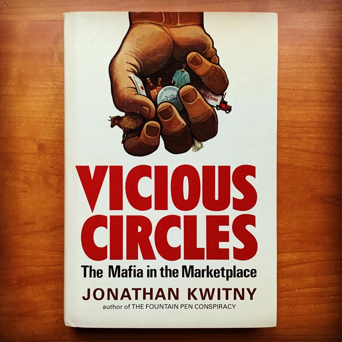 FraudLibrary's tweet photo. Vicious Circles ๐ฏ The #Mafia in the Marketplace ๐ฐ#JonathanKwitny #Hoffa โฐ๏ธ #Irishman #Butcher ๐ฅฉ#Trucking ๐#Teamsters #OrganizedCrime ๐ #TrueCrime ๐ #TheLibraryOfFraud ๐......#BookStagram #BooksOfInstagram #Bookaholic #BookCover #BusinessBooks https://t.co/OQnvdfVXRj