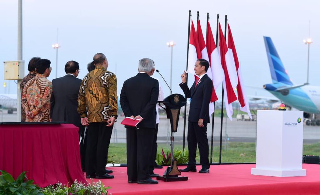jokowi's tweet photo. Landasan pacu ketiga Bandara Internasional Soekarno-Hatta, Tangerang, saya resmikan kemarin. 

Dengan penambahan landasan pacu ini, kapasitas penerbangan di Bandara Soekarno-Hatta -- salah satu bandara tersibuk di dunia --  jadi 114 pergerakan pesawat per jam. https://t.co/4IUO6ggIDL
