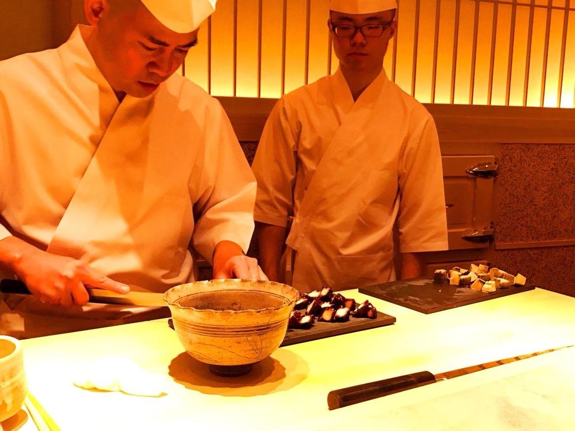 過食b 某サイトの求人情報に 鮨さいとう の斉藤孝司大将が年収５５０万で雇えるという情報が 即日で年棒払うのでウチに来て欲しい 画像盗用するにしても凄いところから持ってきたなww