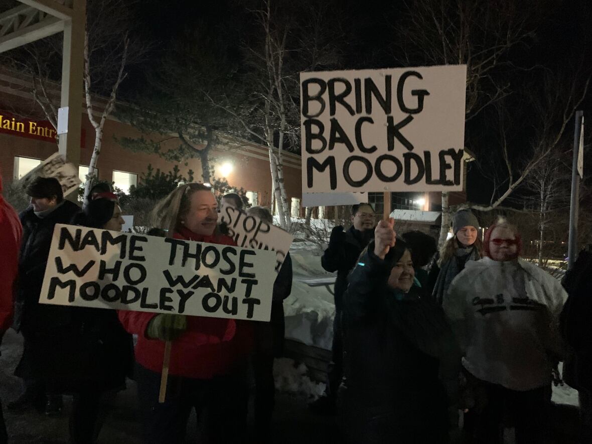 tomayers2262's tweet photo. About 80 people rallied in front of the regional hospital in Sydney on Thursday night hoping a Cape Breton obstetrician facing allegations of sexual misconduct and professional incompetence could keep his job.

https://t.co/YpJT0PtFWx https://t.co/mIuu1PGKxJ