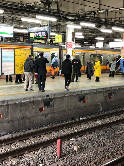 中央線 三鷹駅で人身事故 画像まとめ 「電車の下を覗いてパニック 