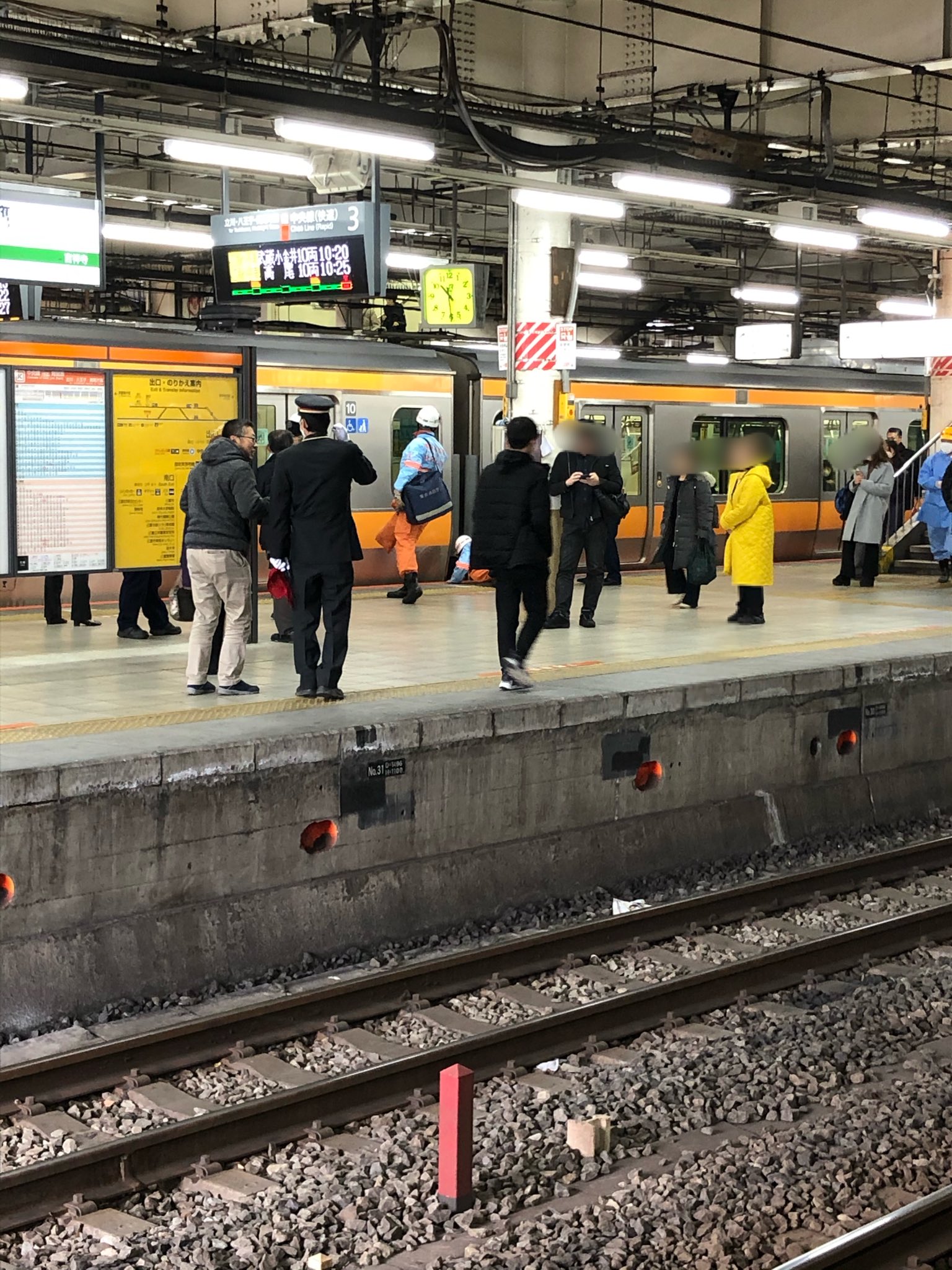 中央線の三鷹駅で人身事故が発生し救護活動している現場画像