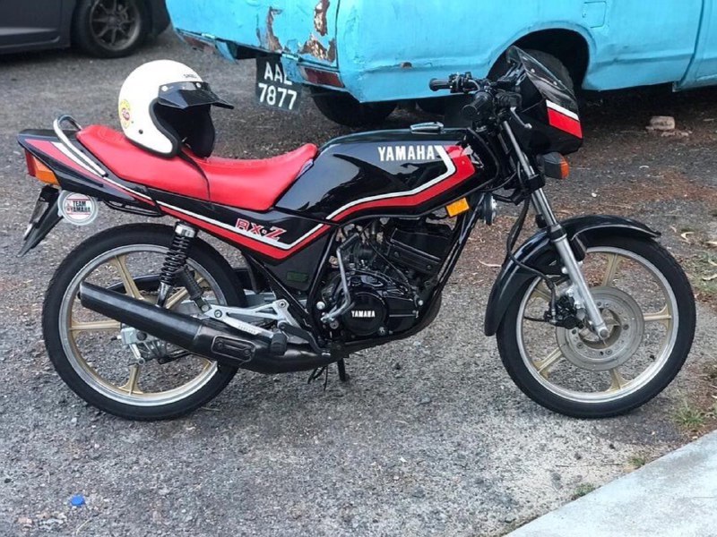 BikersRanger's tweet photo. The King 5speed serasi bersama Shoei Monkey..
Ngam-ngam soiii terrrrr !!
Rambang mata dibuatnya..Huhu..
#RaRetrok #TipTopJumbo #OldStillGold #BikersRanger #SangapThrottle #Racing #Fly #Jekrod #KapcaiJahat #Honda #Yamaha #Kawasaki #Suzuki #Aprilia #BMW #Ducati #Benelli https://t.co/2Nzn1Vfv7x