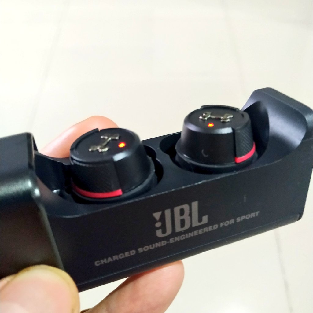 TalkinAndy's tweet photo. Tuips, ada yang mau ga? Baru dipake seminggu ternyata kuping gw ngga cocok pake yang ada wingtips nya begini.

Under Armour JBL True Wireless Flash

RT ya kalau minat. Diundi minggu depan. https://t.co/UX1twWRlxg