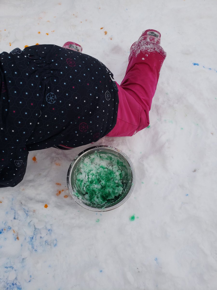MHarper224's tweet photo. Getting outside  and making some art!Repurposing old dried up markers and apple sauce jars and making washable snow paint. 
Predicting, measuring, mixing creating. @SCDSBey 
@BirchviewDunes 
@scdsboutdoors https://t.co/YwEiOxmSTU