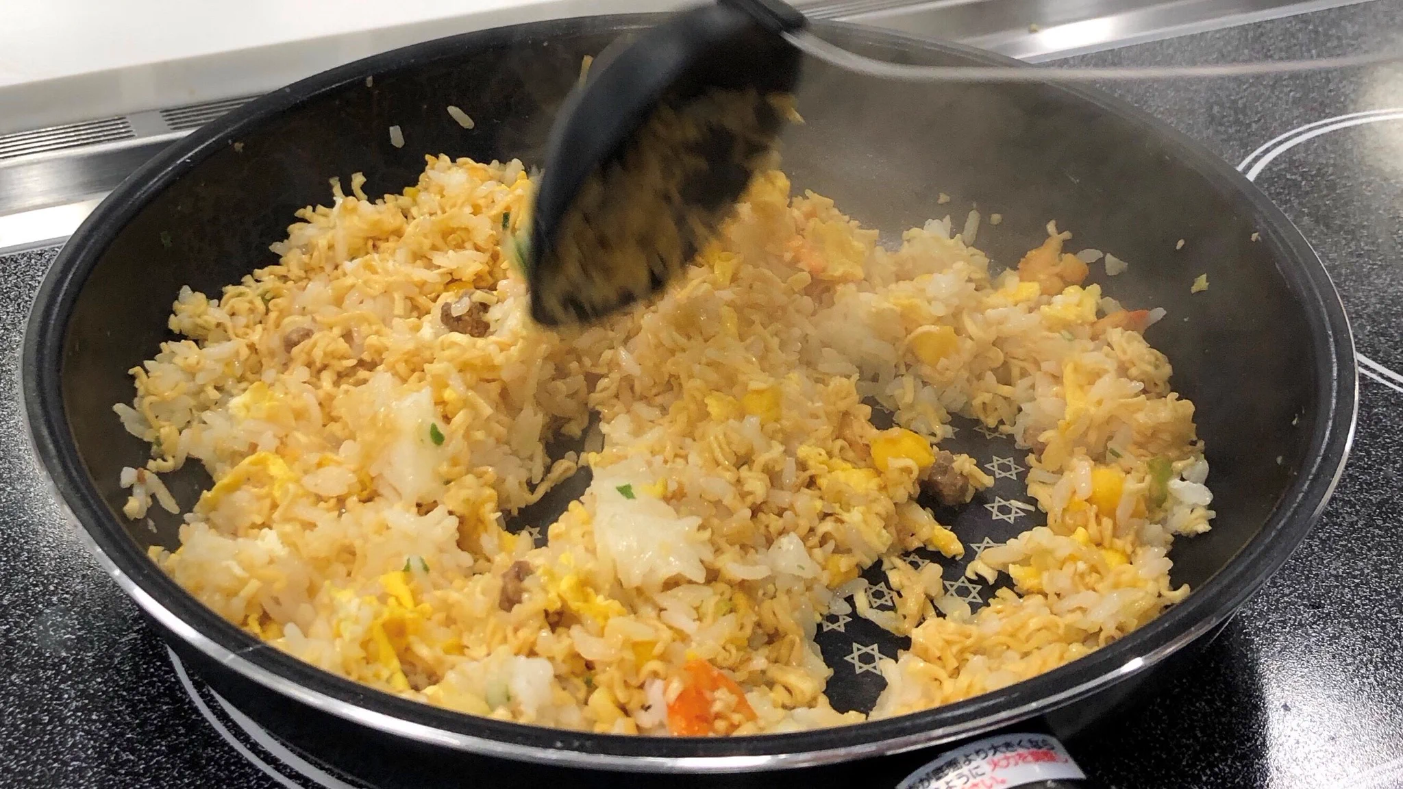 「カップヌードルで作るチャーハン」美味しすぎ。色々試した結果一番人気だった味はこちら！