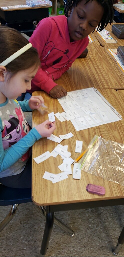 RHLeeESGrade1's tweet photo. Students are working so hard in foundational literacy skills to sort words with a partner. ❤️ @RHLeeESReading @RHLeeESAACPS @AacpSeril https://t.co/2QF5EXUbZ0