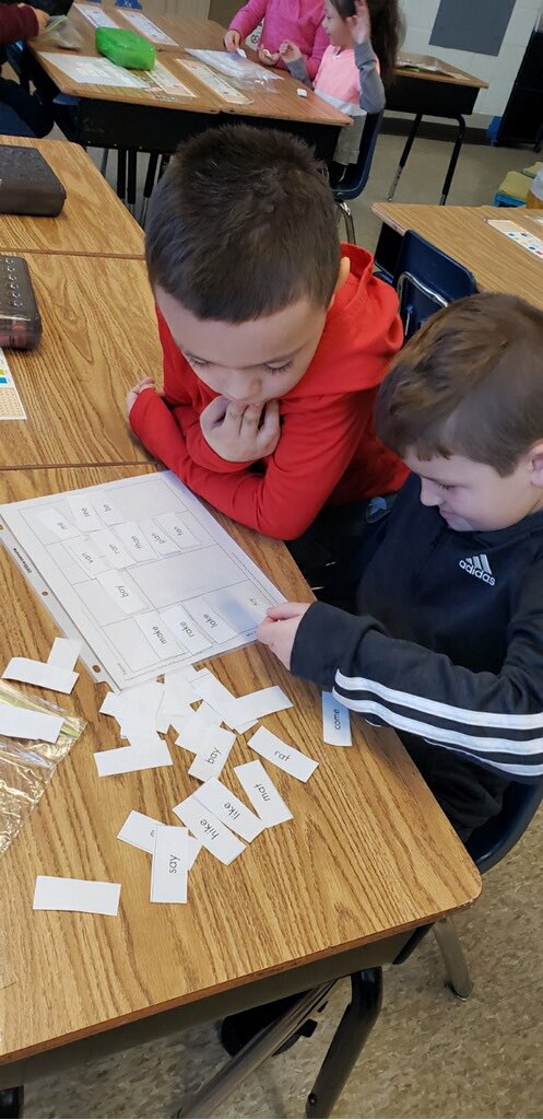 RHLeeESGrade1's tweet photo. Students are working so hard in foundational literacy skills to sort words with a partner. ❤️ @RHLeeESReading @RHLeeESAACPS @AacpSeril https://t.co/2QF5EXUbZ0
