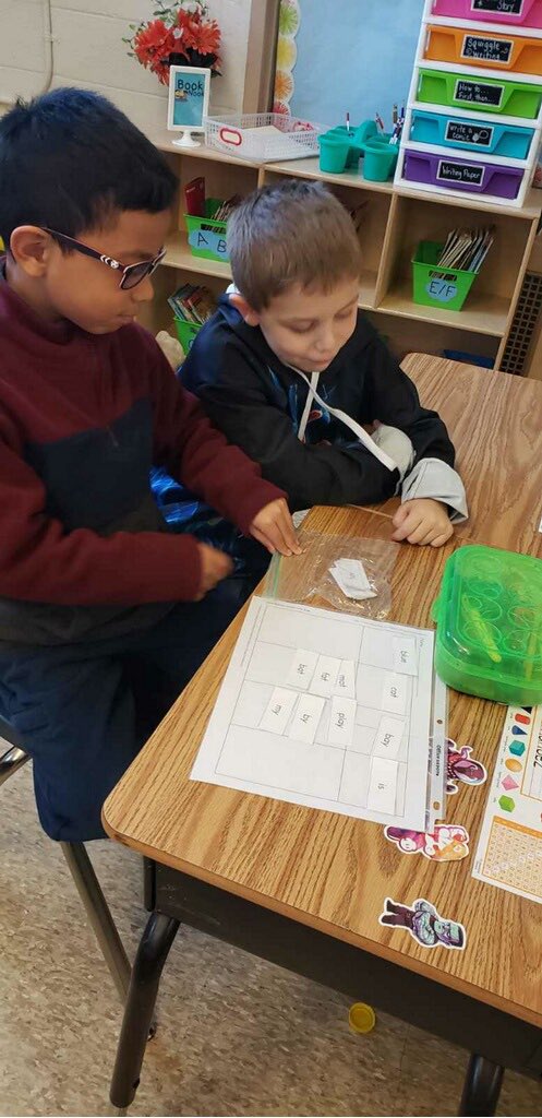 RHLeeESGrade1's tweet photo. Students are working so hard in foundational literacy skills to sort words with a partner. ❤️ @RHLeeESReading @RHLeeESAACPS @AacpSeril https://t.co/2QF5EXUbZ0