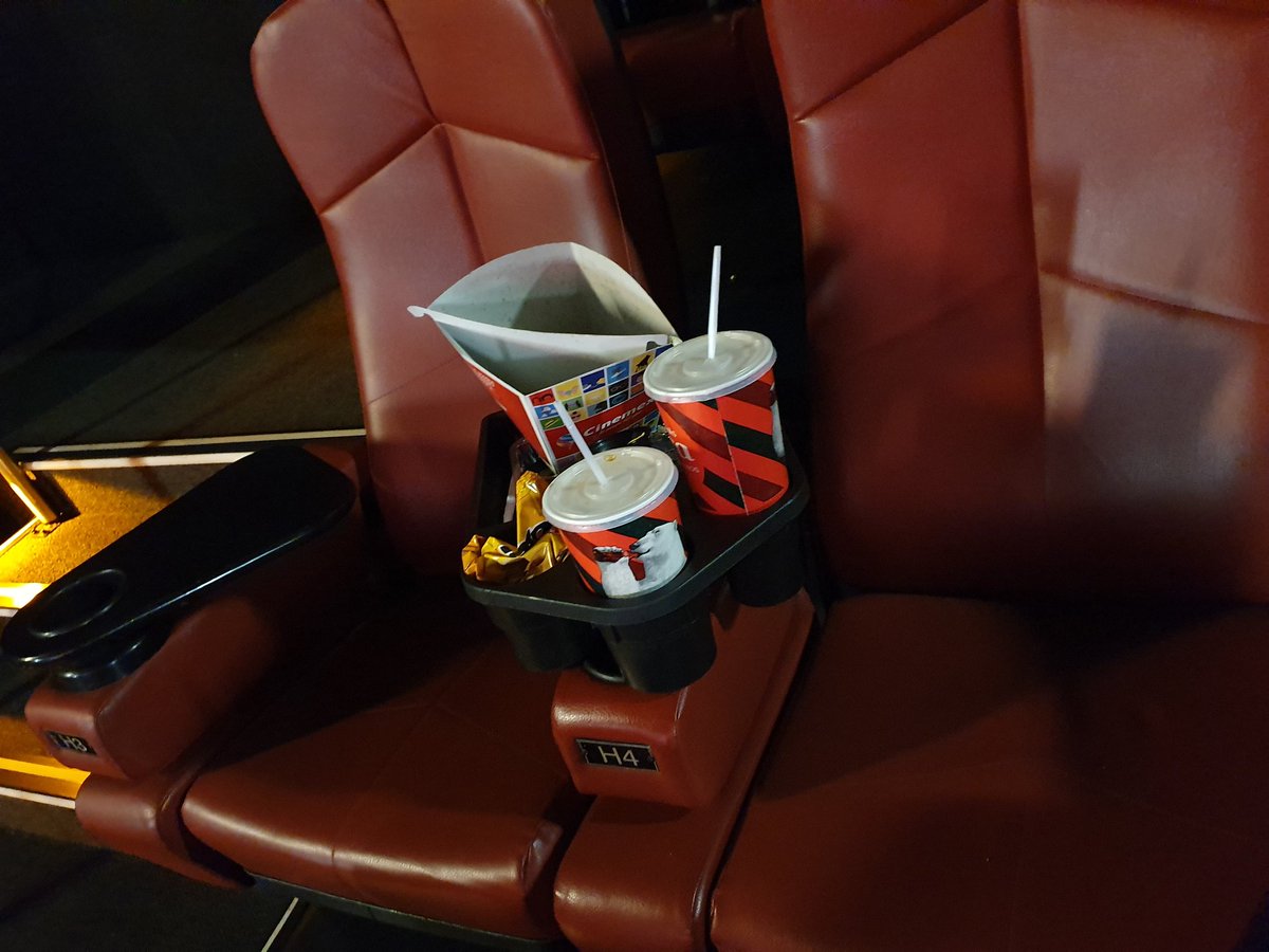 lauzz7's tweet photo. @Cinemex que desagradable llegar a la sala y que no esté limpia 🤬🤬 #paseotec https://t.co/5HLuKx7lT4