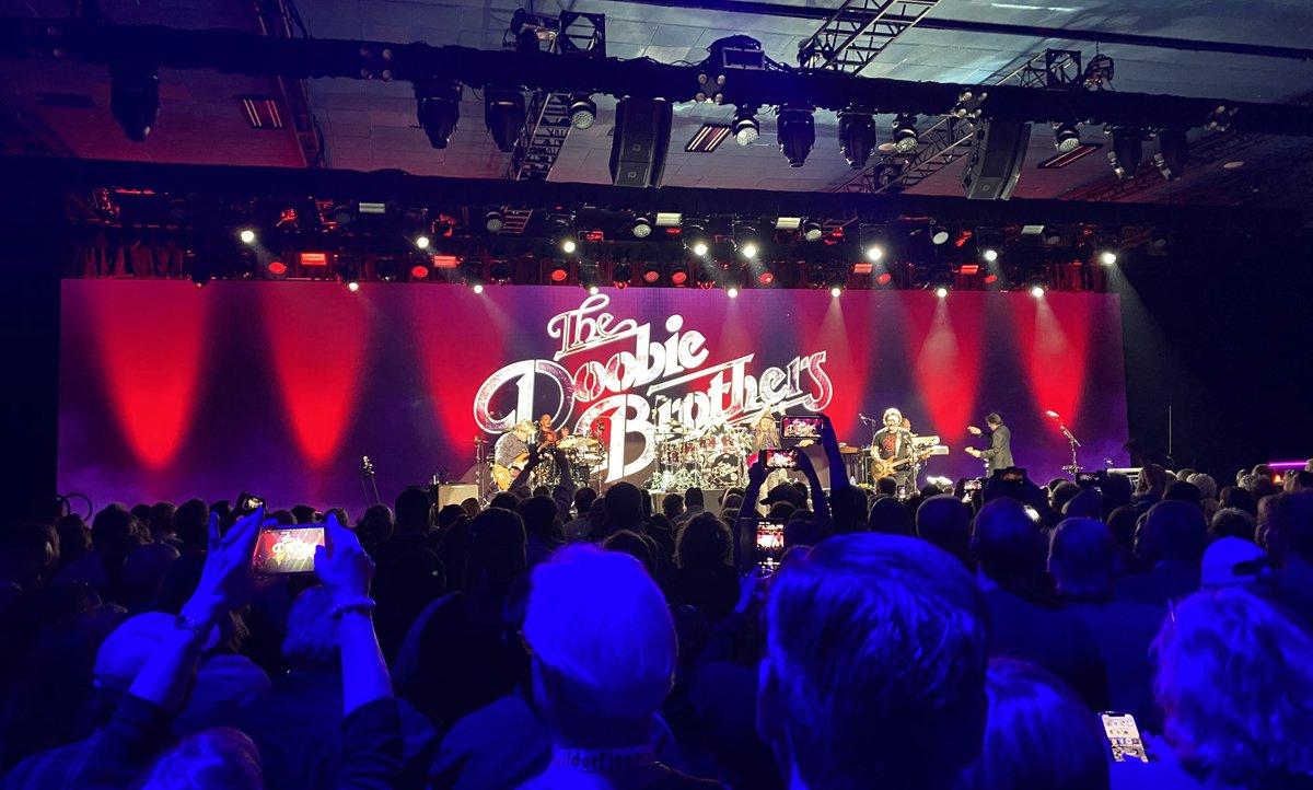 thenkba's tweet image. We’re just here to “listen to the music”! Closing out #KBIS2020 at the @IntlBldrsShow Closing Concert with the @TheDoobieBros. Cheers to a great show, see you next year in Orlando! #IBSclosingconcert #spikeconcert