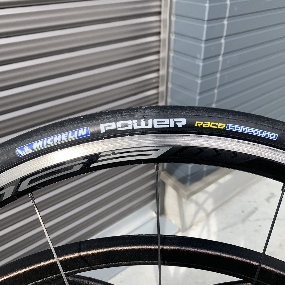 信頼のミシュランタイヤ🙆‍♂️
<a href="/MICHELIN_JP/">MICHELIN_JP【ミシュラン公式】</a> <a href="/MichelinUSA/">Michelin USA</a> <a href="/TeamHincapie/">Hincapie Racing</a> #日直商会 #Michelin