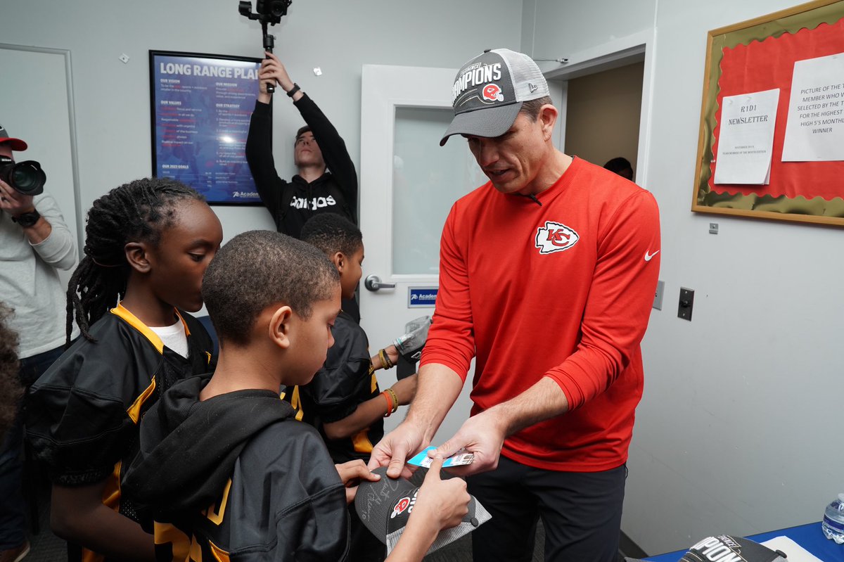 KCChiefs_Matt's tweet photo. .@trentgreen10 surprised 20 young athletes from the KC United Youth Football League with a shopping spree at a local sporting goods store tonight.

The surprise took place in conjunction with the NFL and its partners. Awesome to see Green making a difference for these kids. https://t.co/t3ibzWvxRf