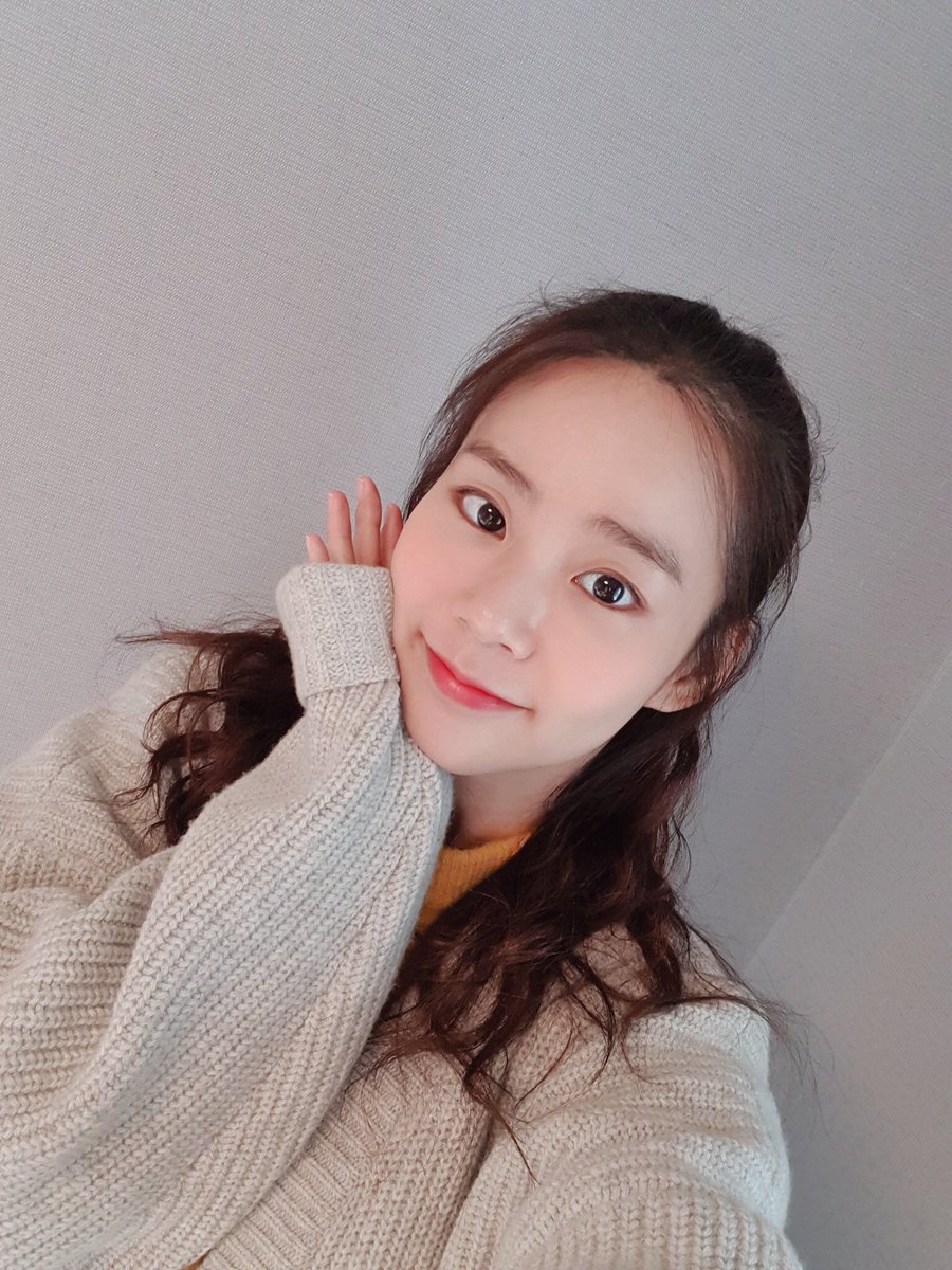 <24일 포토데이 #한승연>

왜 이렇게까지 귀여운 포즈로
사진을 찍는 건가요...😭
귀여운 꽃받침 포즈로
더 귀여워져버린 승연 양 사진과 함께!
즐겁고 행복한 설 연휴 보내세요💕

#승연 #HANSEUNGYEON #SEUNGYEON