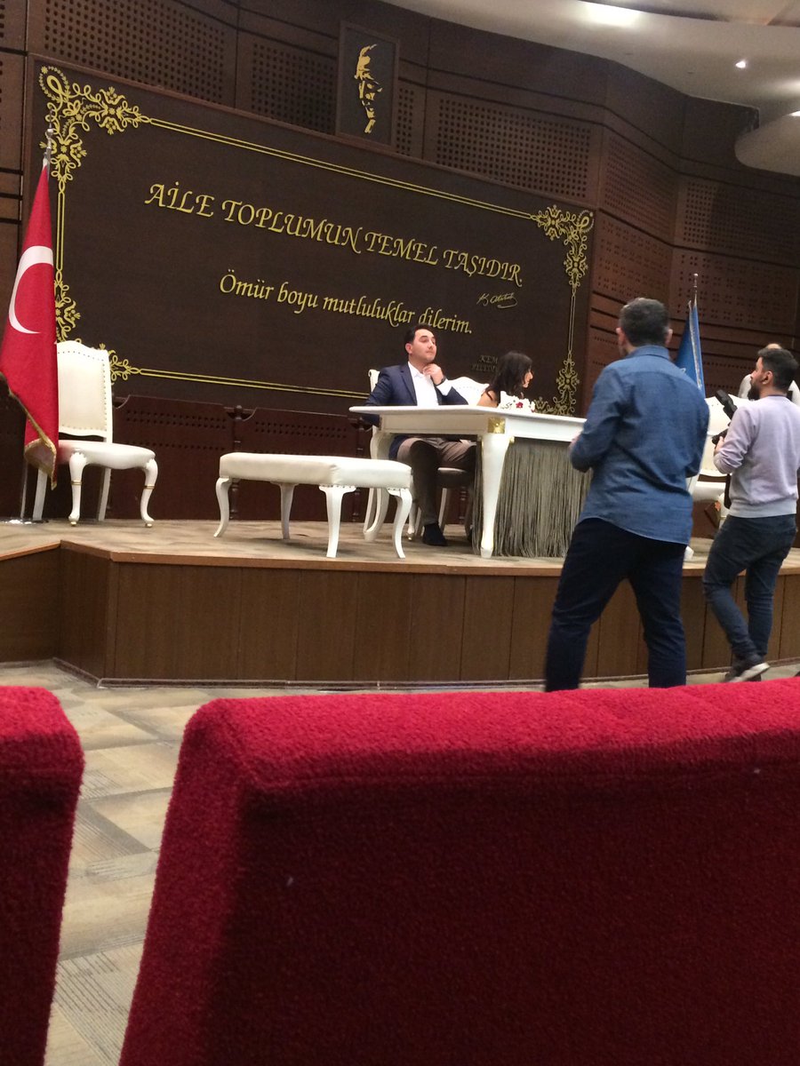 hakimert's tweet photo. Grubun tek bekarı olarak direniyor ve çılgınlar gibi yemek yiyorum😊 https://t.co/fPueoUnhyg