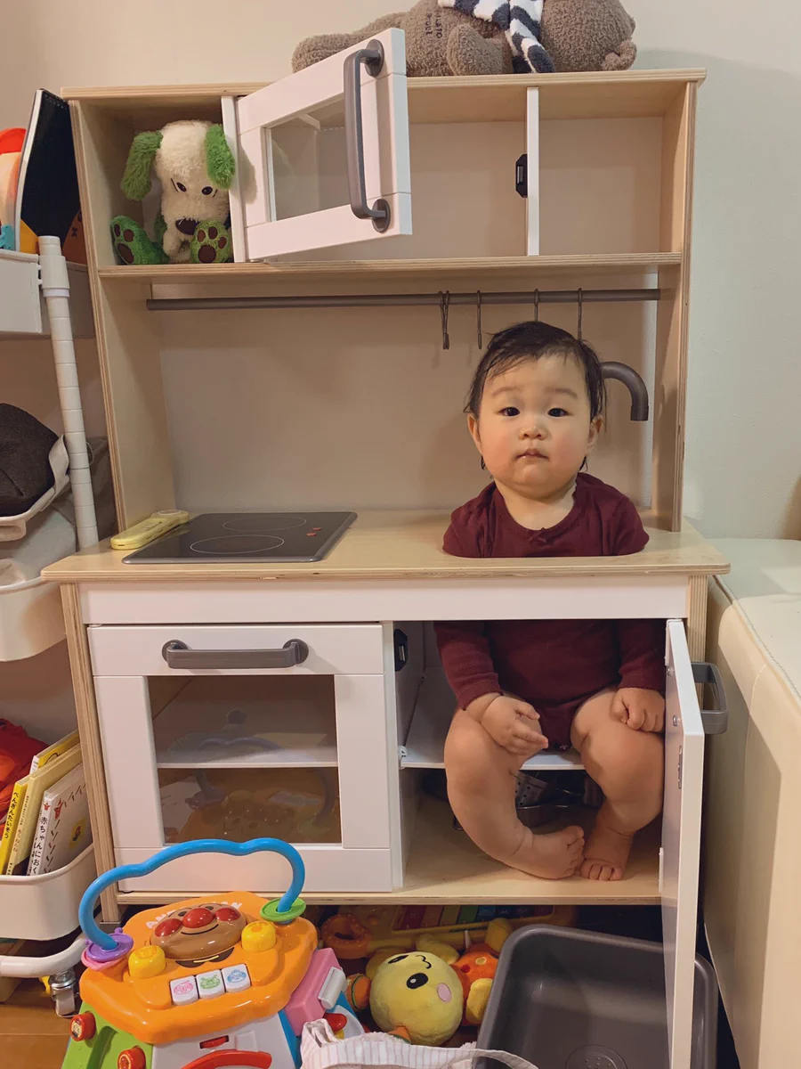 キッチンにハマる1歳児？とてもシュールな光景www