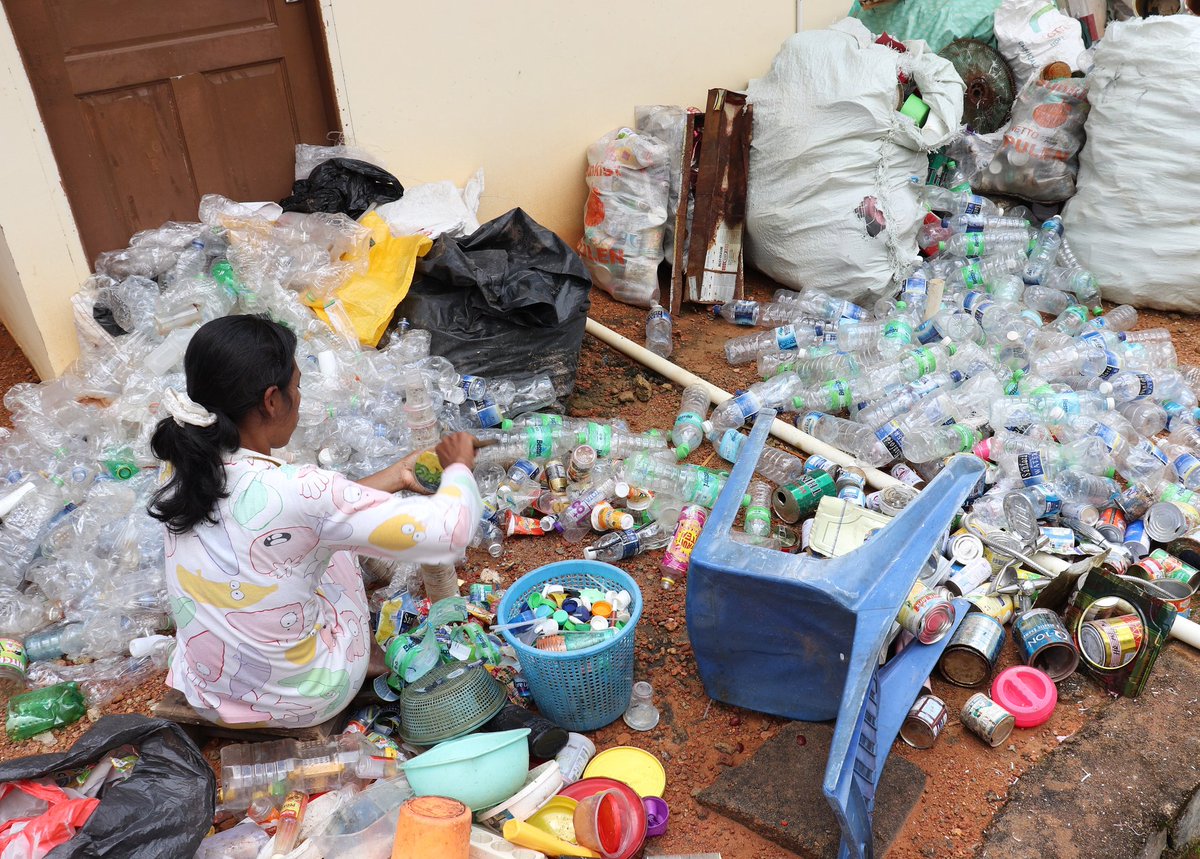 hermantobing (@hermantobing87) on Twitter photo Seorang ibu sdg memilah jenis plastik bekas mulai dari kemasan gelasan, botol kecil, sdg, bsr, plastik kresek, semua ukuran sampah ditumpukan sesuai ukuran & jenisnya oleh ibu ini.
#lombafotokpuk #plastikuntukkebaikan
<a href="/PlastikKebaikan/">Plastik Untuk Kebaikan</a> Seorang ibu sdg memilah jenis plastik bekas mulai dari kemasan gelasan, botol kecil, sdg, bsr, plastik kresek, semua ukuran sampah ditumpukan sesuai ukuran & jenisnya oleh ibu ini.
#lombafotokpuk #plastikuntukkebaikan
<a href="/PlastikKebaikan/">Plastik Untuk Kebaikan</a>