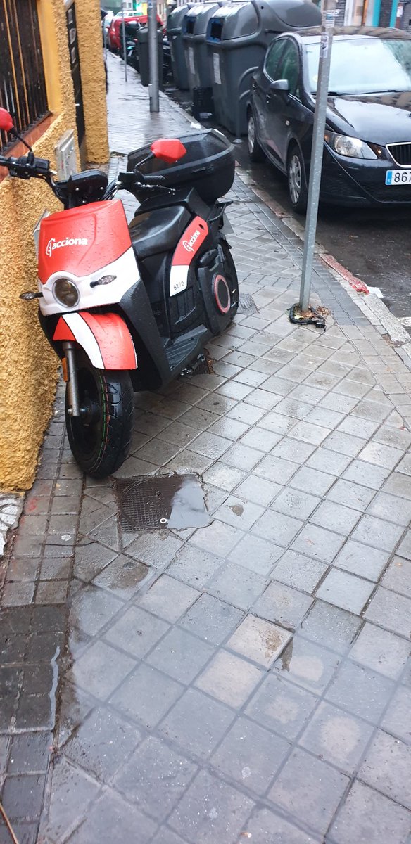Alvaro64_64's tweet photo. @AccionaMoto La moto 6720 lleva desde ayer impidiendo el paso a la altura de Federico Rubio 5. Por favor retírenla https://t.co/MpT3a5OTf0